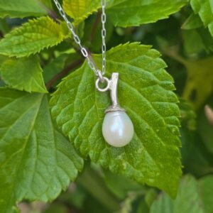 Acorn necklace; silver and fresh water pearl. Length 59cm.
