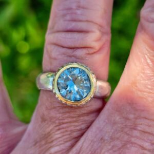 8.5mm Aquamarine Manuka ring; silver and 24ct gold. Size P