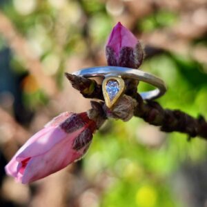 Light it up ring; pear diamond, VS E 4x2.7mm, fine silver, 24ct gold. Size M