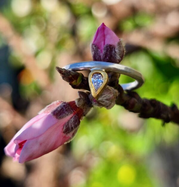 Light it up ring; pear diamond, VS E 4x2.7mm, fine silver, 24ct gold. Size M