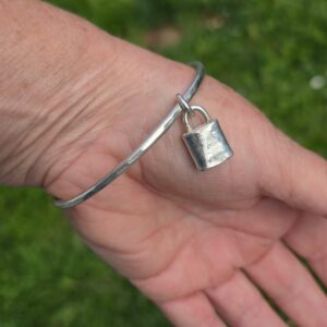 Silver padlock on 3mm silver bangle. Diameter 65.5mm, can be resized.