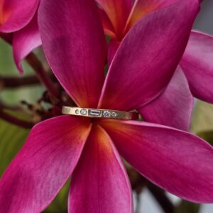 Tiara Ring; 18ct yellow gold, 1x F VS 3.1x2mm baguette, 2x 1.8mm, 1.2mm F SI diamonds. Size 0