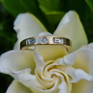 Diamond baguette and brilliant 18ct yellow gold ring; 3x2mm F VS diamonds. Size O1/2