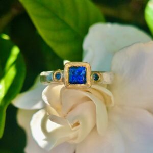 Fine Ceylon sapphire chloris ring, pure silver and 24ct gold. Size M 1/2